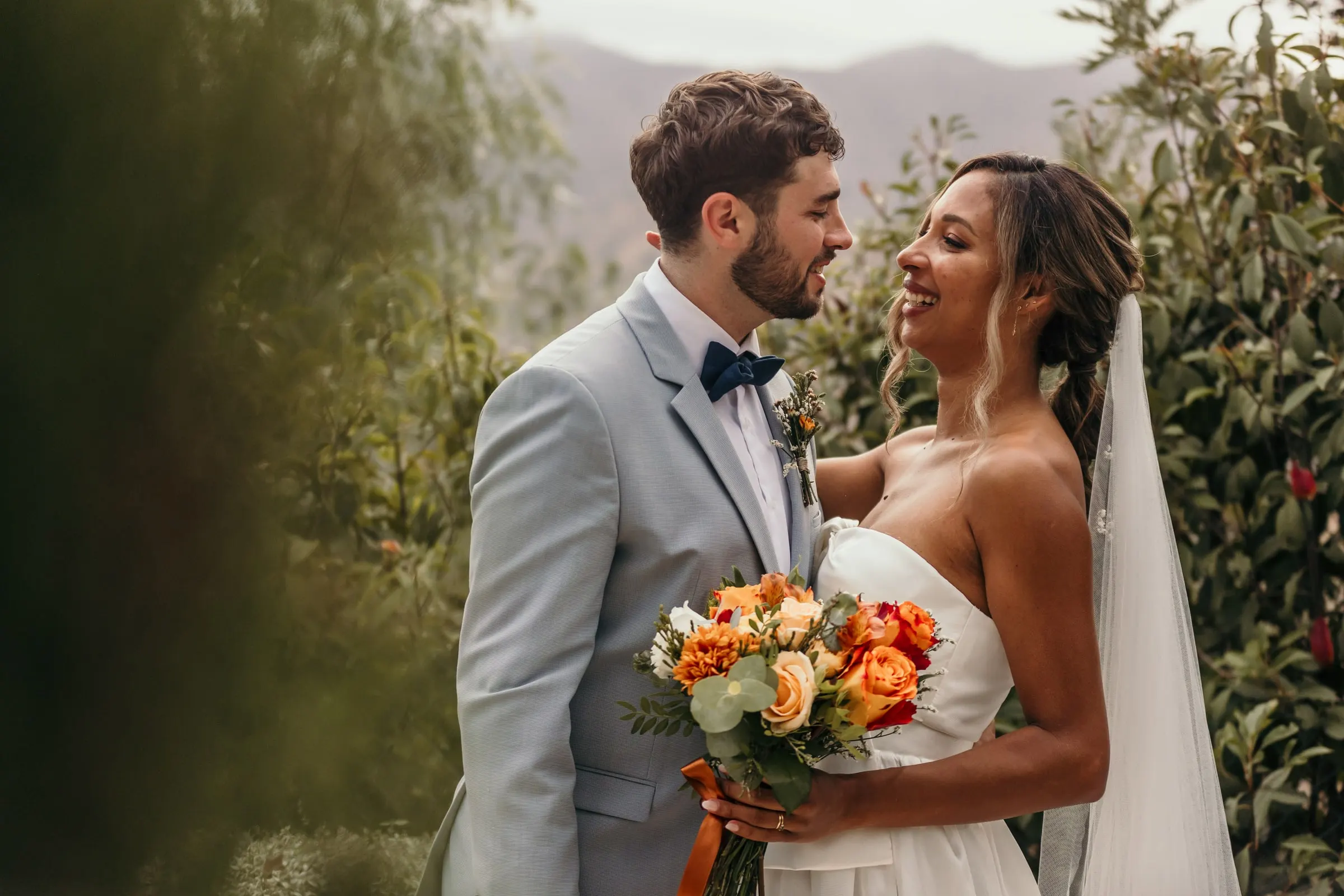 Retrato de la pareja en el jardín con las montañas de la Costa del Sol difuminadas detrás