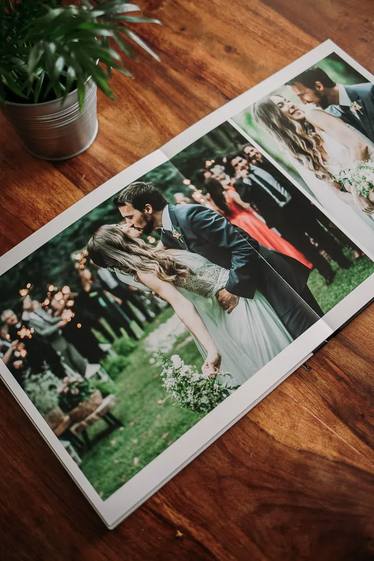 Álbum de boda abierto sobre una mesa de madera, Picart